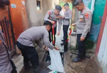 Terdampak Banjir Polisi Bantu Warga Bersihkan Lingkungan