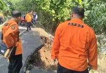 Jalan Ibrahim Tertimbun Longsor Tutup Akses Masyarakat