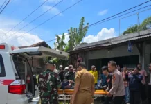 Evakuasi Menegangkan, Petugas Berhasil Turunkan Korban Tersengat Listrik