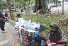 Sambung Hidup lewat Kopi Seduh, Rini 72 Tahun