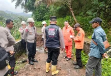 Hujan Deras Jembatan Penghubung Antar Desa di Pakenjeng Terputus