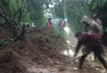 Petugas Gabungan Evakuasi Material Longsor Timbun Jalur Pamulihan