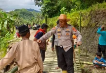 Polisi dan Warga Bangun Jembatan Darurat Pasca Ambruk