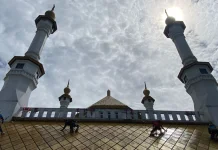 Pecinta Alam Bersihkan Masjid Agung Kota Tasikmalaya dengan Teknik Vertikal