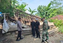Rumah Warga Roboh Polisi Bantu Evakuasi