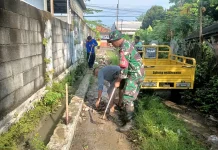 Mitigasi Bencana Banjir Babinsa Koramil Binong Bersihkan Sungai