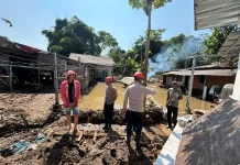 Pasca Banjir Polisi Evakuasi Material Lumpur di Pemukiman Warga