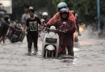 Pengendara Menerjang Banjir, Bersiaplah Perbaikan Besar Kendaraan Mogok