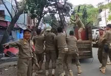Penataan Kawasan Cicadas, Satpol PP Kota Bandung Bongkar Lapak Tak Aktif