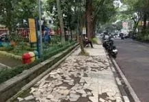Trotoar di Taman Superhero Kota Bandung Rusak Parah