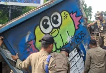 Satpol PP Bandung Tertibkan Puluhan PKL di Kawasan Monju