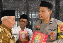 Sisihkan Gaji, Bhabinkamtibmas di Tasikmalaya Bagikan Al-Qur’an Kepada Warga