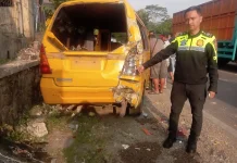Kecelakaan di Cipatat, Angkot Ditabrak Truk Tangki, 11 Orang Terluka