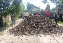 Warga Blokade Jalan Perusahaan Ayam Petelur
