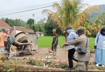 "Gotong Royong Lobaan" Perbaiki Jalan Desa Sukamulya Cianjur