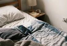 Bahaya Tersembunyi Mengecas Ponsel di Atas Kasur saat Tidur