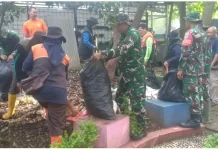 Koramil 1802/Cibeunying Gelar Kerja Bakti “Kamis Bersih” di Taman Lansia Sukaluyu