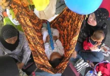 Nenjrag Bumi: Tradisi Sunda Menyambut Bayi dengan Sentuhan Alam