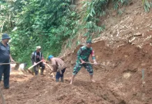 Bantu Petani Wujudkan Saluran Air, Babinsa Jalancagak Gelar Karya Bakti