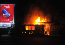 Damkar Padamkan Api Dari Bangunan yang Terbakar di Tamansari akibat Kericuhan