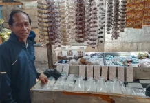Pedagang Tahu Tempe di Pasar Singaparna Keluhkan Tingginya Harga Plastik