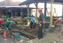 Perlancar Saluran Air, Babinsa Bersama Warga Bangun TPT