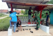 Peduli Keamanan Lingkungan, Babinsa Bersama Warga Renovasi Pos Kamling
