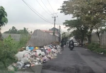 Lebih dari Sepekan, Sampah Menggunung di Jalan Lukmanul Hakim Kota Tasikmalaya