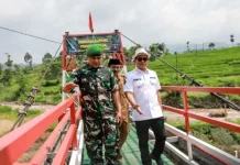 Jembatan Gantung Diresmikan Dandim, Warga Sukarame–Cikitu kini Terhubung