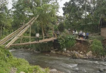 Diterjang Banjir, Warga Banjarwangi Gunakan Jembatan Darurat