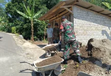 Babinsa Koramil 0505/Tanjungsiang Bantu Angkut Material Bangunan  Milik Warga