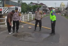 Polsek Cipeundeuy Tutup sementara Jembatan Dua Cijiged yang Rusak