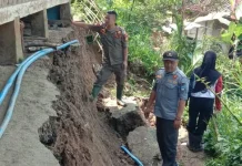 Longsor di Banjarwangi Ancam Rumah Warga