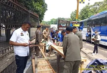 Satpol PP Bandung Tertibkan Bangunan Liar dan PKL di Jalan Gatot Subroto