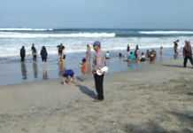 Libur Isa Almasih, Pantai Karangpapak Cikelet Garut Dipadati Pengunjung
