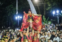 Antusias Warga Padati Jalan dan Gedung Sate Kirab Saksikan Milangkala Tatar Sunda