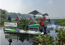 PLN Indonesia Power Bersihkan Eceng Gondok, Jaga Operasional Pembangkit Saguling