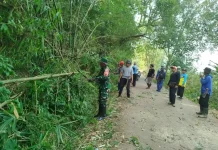 Babinsa Koramil Pafaden Peduli Lingkungan Ajak Warga Bersihkan Jalan