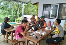 Melalui Komsos, Babinsa Koramil Tanjungsiang Ajak Warga Jaga Keamaan Lingkungan