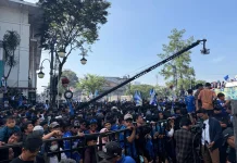 Asia Afrika Dipadati Bobotoh Sambut Konvoi Juara Persib Bandung
