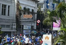 DLH Bandung Kerahkan Tujuh Truk Sampah saat Pesta Juara Persib