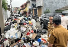 Tumpukan Sampah di Jalan Rancabentang Cimahi Ganggu Lalu Lintas dan Kenyamanan