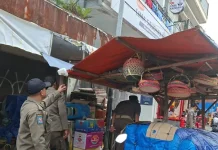 Satpol PP Cimahi Tertibkan PKL yang Gunakan Trotoar dan Bahu Jalan