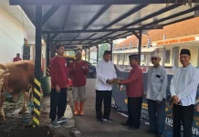 Rektor UNNUR Bandung Serahkan Hewan Qurban ke Panitia Idul Adha 1447 H