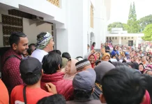 Turut Membagikan Daging Kurban, Diky Candra Ajak Warga Kuatkan Syukur Nikmat