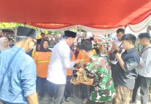 Bupati dan Wabup Cianjur Bagikan Daging Kurban
