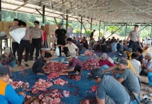 Batalyon D Pelopor Satbrimob Polda Jabar Salurkan Ribuan Paket Daging Kurban