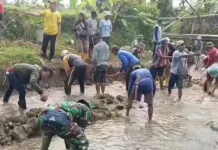 Babinsa Koramil Tanjungpinang Peduli Lingkungan Bantu Warga Bangun Tanggul