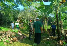 Bangkitkan Semagat Gotong-royong, Babinsa Koramil Kalijati, Bersihkan TPU Gurudug