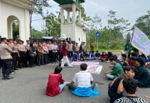 Mahasiswa Demo Kepemimpinan Cecep- Asep yang Gagal Penuhi Kebutuhan Dasar Warga